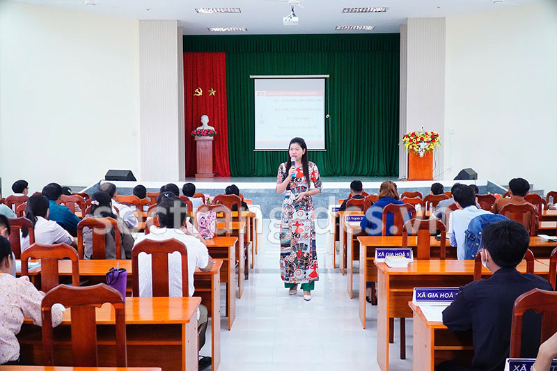 Giảng viên triển khai Chuyên đề “Lịch sử Đảng bộ huyện Mỹ Xuyên” (Ảnh: Thiện Nhận).